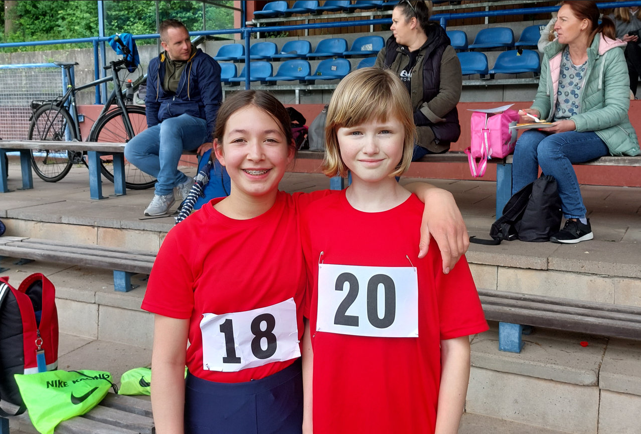 Lou Rabehanta (Nr. 18) und Anna Weißbrich (Nr. 20) beim Sportfest in Einbeck